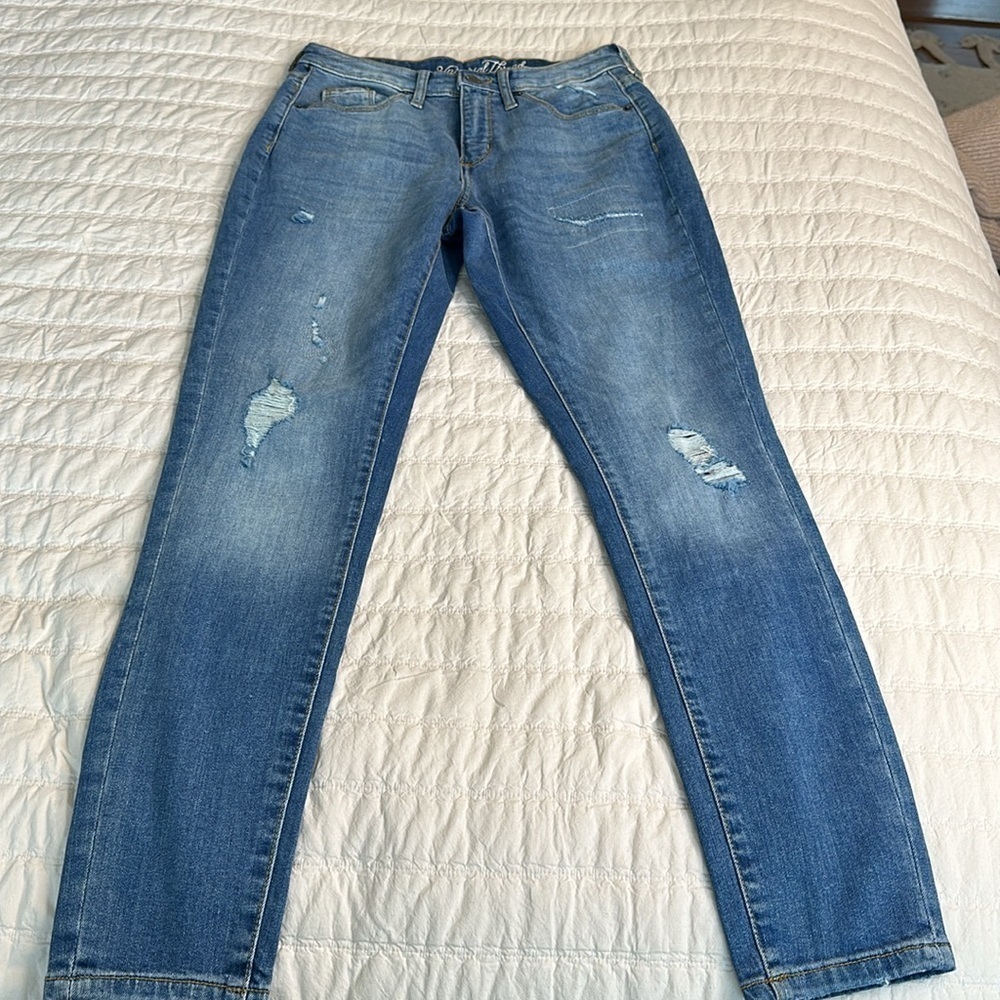 Universal thread size 4/27 high-rise skinny with very little distress in front